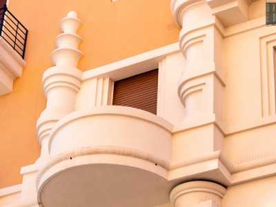 La parte pi� in basso, di colore bianco, presenta elementi barocchi dall�andamento a spirale...